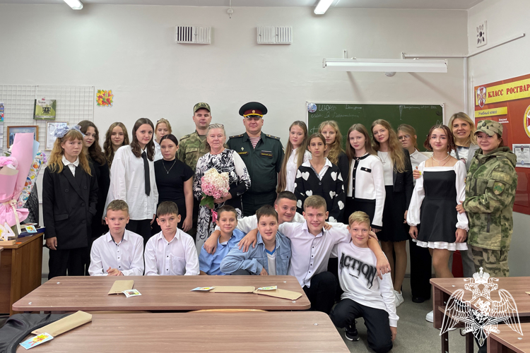 Зеленогорские военнослужащие Красноярского соединения поздравили с Днем знаний учеников подшефного класса Росгвардии