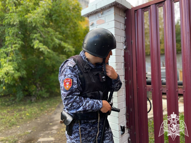 В Красноярске росгвардейцы провели крупномасштабные антитеррористические учения на объекте образования