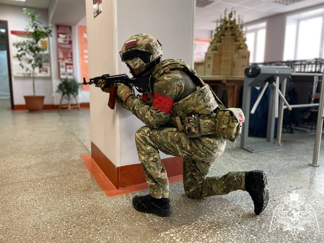 В Красноярске росгвардейцы провели крупномасштабные антитеррористические учения на объекте образования