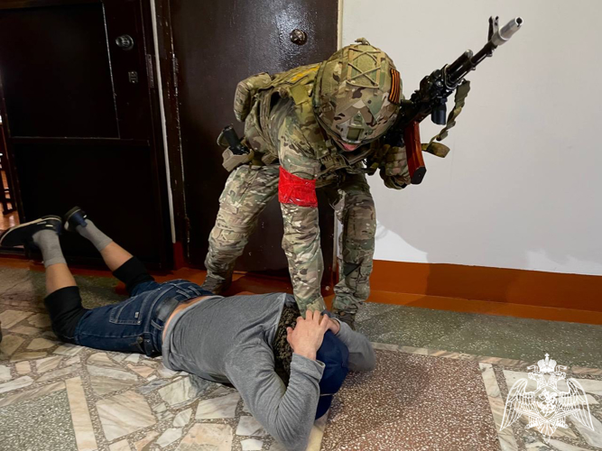 В Красноярске росгвардейцы провели крупномасштабные антитеррористические учения на объекте образования