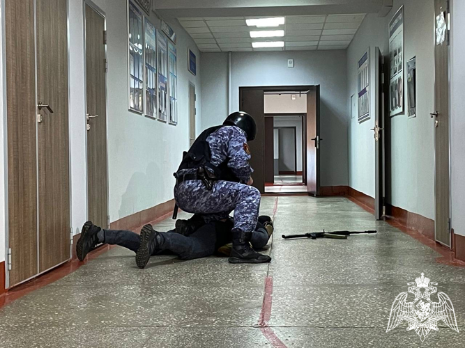 В Красноярске росгвардейцы провели крупномасштабные антитеррористические учения на объекте образования