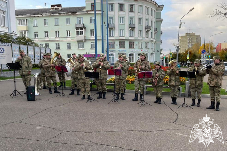 Железногорские военнослужащие Росгвардии приготовили музыкальный подарок для работников горно-химического комбината