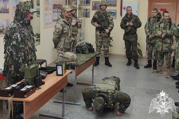 В Зеленогорске военнослужащие Росгвардии провели экскурсию в подразделении для участников военно-патриотических игр «Атомная гвардия»