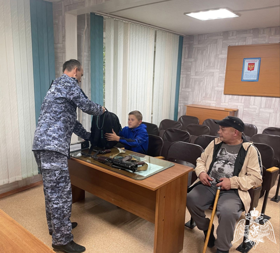 В Красноярском крае сотрудники Росгвардии продолжают помогать школьникам готовиться к учебному году