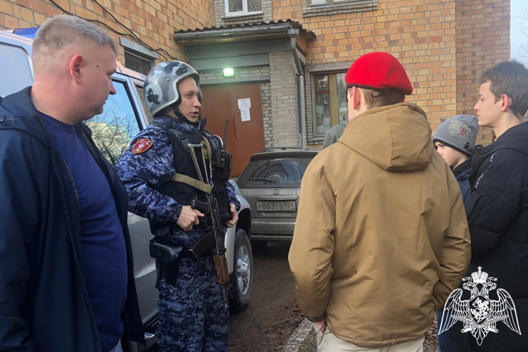 В Дивногорске росгвардейцы для школьников провели «День открытых дверей» в своем подразделении