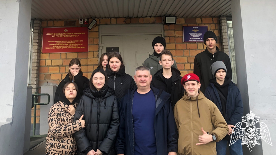 В Дивногорске росгвардейцы для школьников провели «День открытых дверей» в своем подразделении