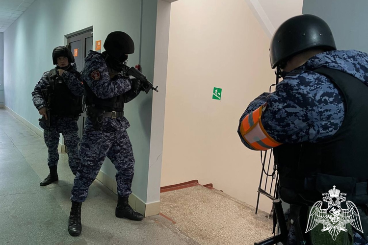 В Красноярске росгвардейцы провели крупномасштабное антитеррористическое тактико-специальное занятие на объекте образования