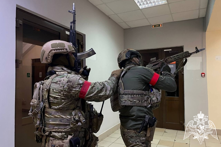 В Красноярске росгвардейцы провели крупномасштабное антитеррористическое тактико-специальное занятие на объекте образования