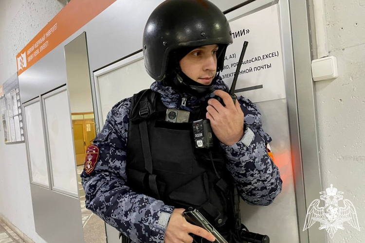 В Красноярске росгвардейцы провели крупномасштабное антитеррористическое тактико-специальное занятие на объекте образования