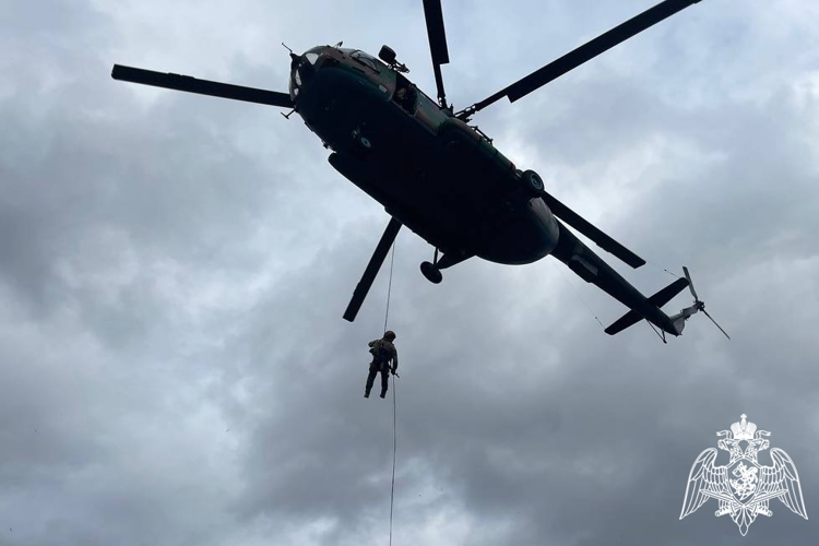 В Красноярске сотрудники ОМОН на транспорте Росгвардии провели занятия по беспарашютному десантированию
