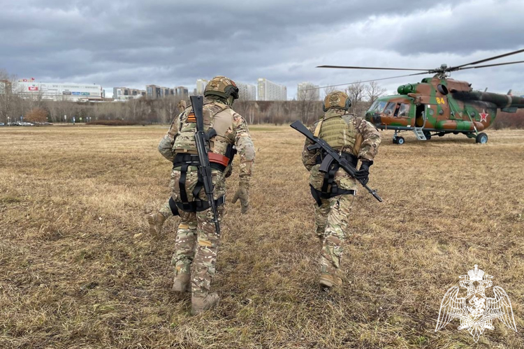 В Красноярске сотрудники ОМОН на транспорте Росгвардии провели занятия по беспарашютному десантированию