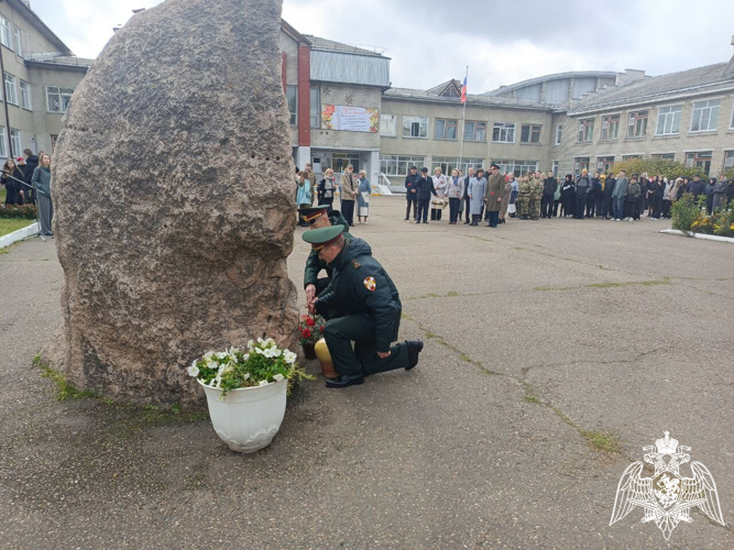 В Зеленогорске военнослужащие Росгвардии приняли участие в мероприятии, посвященном присвоению местной школе имени Героя Социалистического Труда
