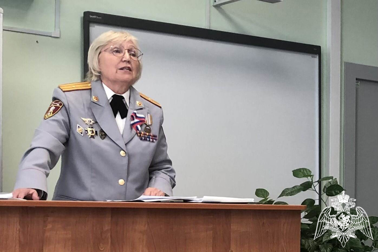Урок мужества, посвященный борьбе с терроризмом, провела ветеран Росгвардии для красноярских школьников