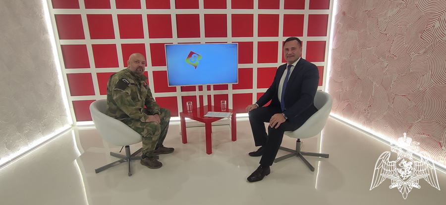 Ветеран спецподразделений СОБР и ОМОН Управления Росгвардии по Красноярскому краю в телеэфире «8 канал» поделился своими воспоминаниями о службе