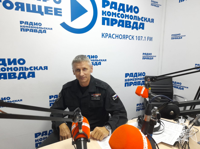 В свой профессиональный праздник командир ОМОН на транспорте "Заслон" рассказал радиослушателям о служебной деятельности