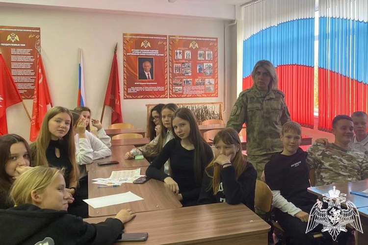 Зеленогорские военнослужащие провели с учащимися класса Росгвардии  патриотическую  викторину
