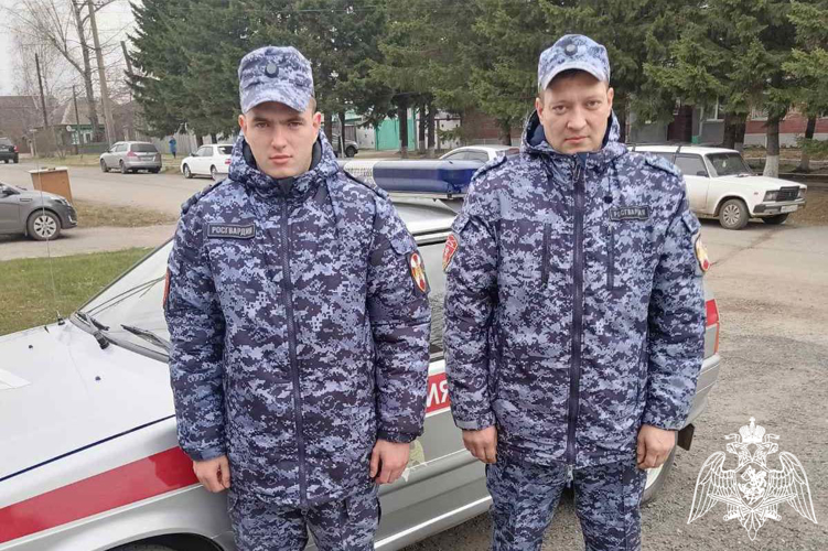Сотрудники Росгвардии в Красноярском крае спасли из пожара жильцов частного сектора