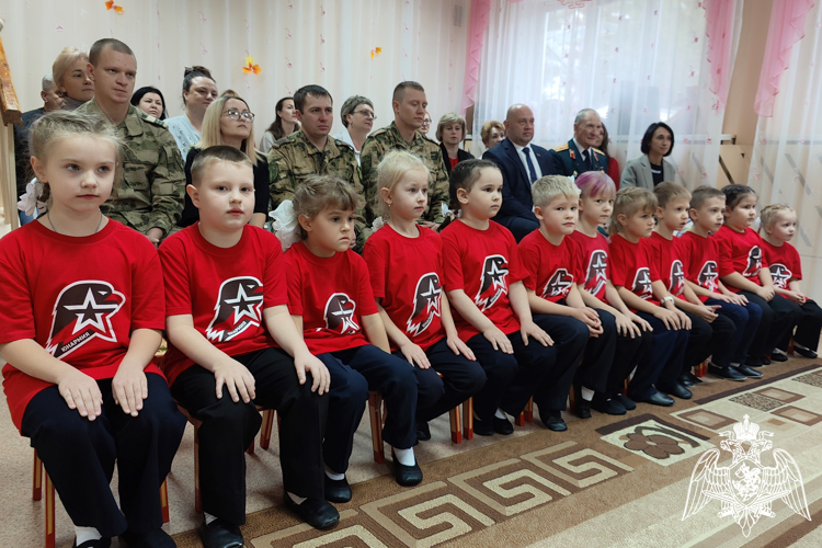 Зеленогорские военнослужащие Росгвардии приняли участие в посвящении дошколят в юнармейцы