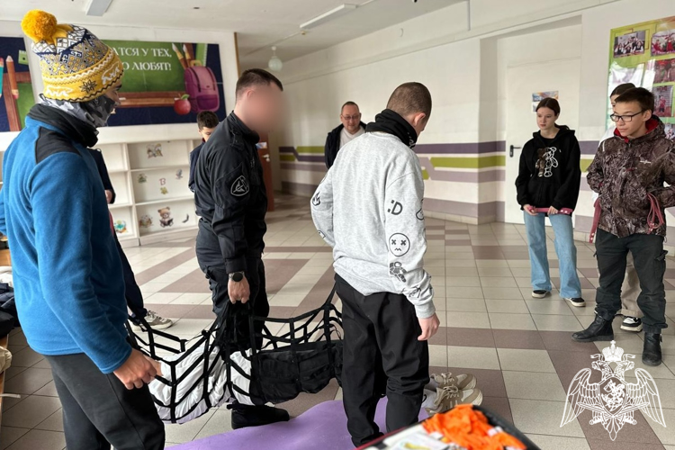 Сотрудники спецподразделения Росгвардии провели урок Мужества для емельяновских школьников
