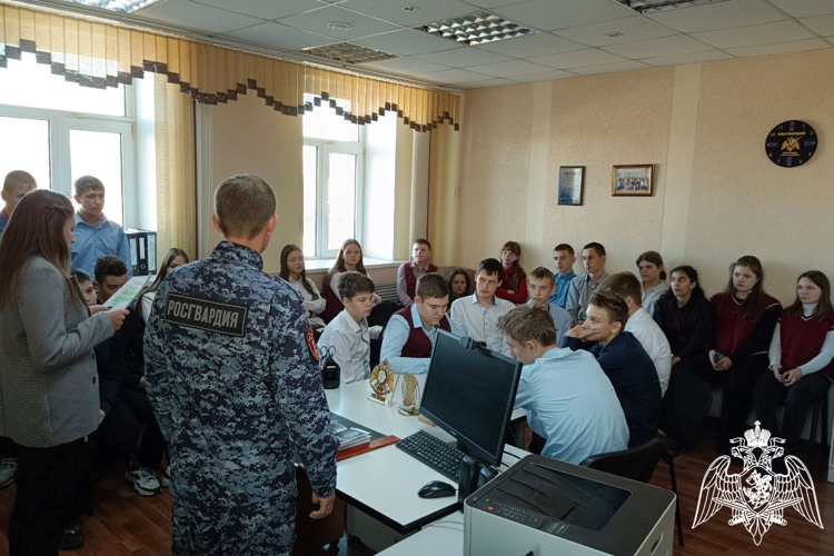 В Ужуре сотрудники Росгвардии провели "День открытых дверей"
