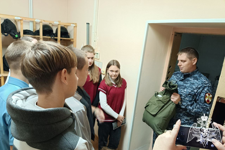 В Ужуре сотрудники Росгвардии провели "День открытых дверей"