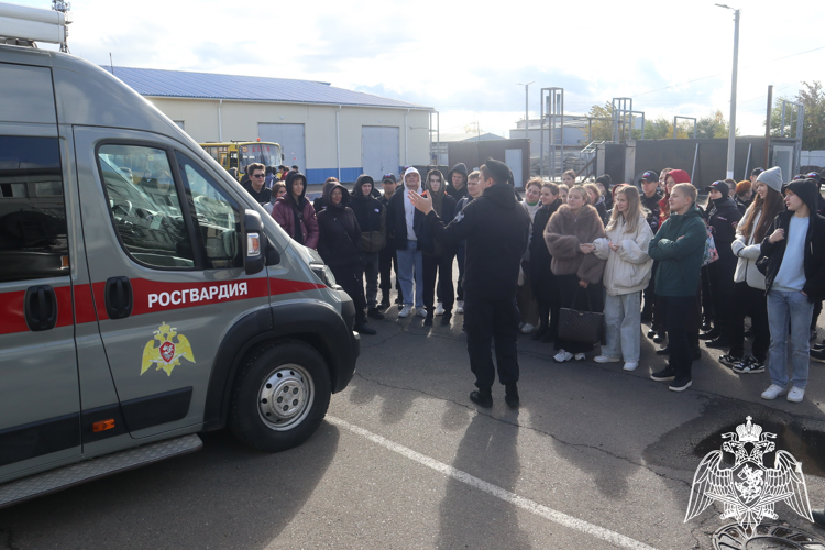 Ко Дню ОМОН спецназовцы красноярской Росгвардии открыли двери своих подразделений для школьников