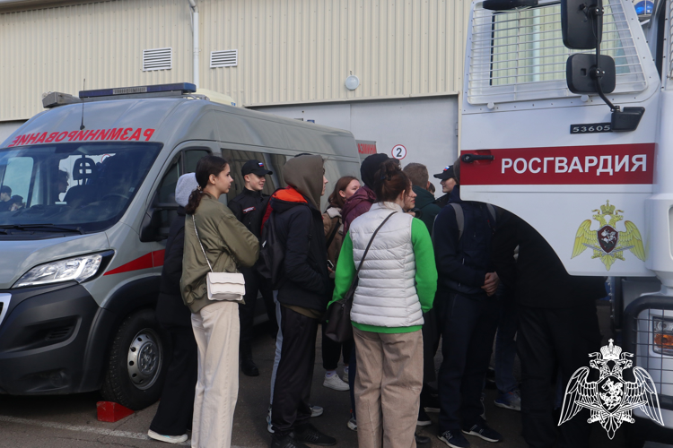 Ко Дню ОМОН спецназовцы красноярской Росгвардии открыли двери своих подразделений для школьников