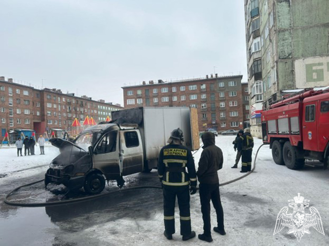 В Норильске сотрудники Росгвардии предотвратили врыв бензобака, горящего автомобиля