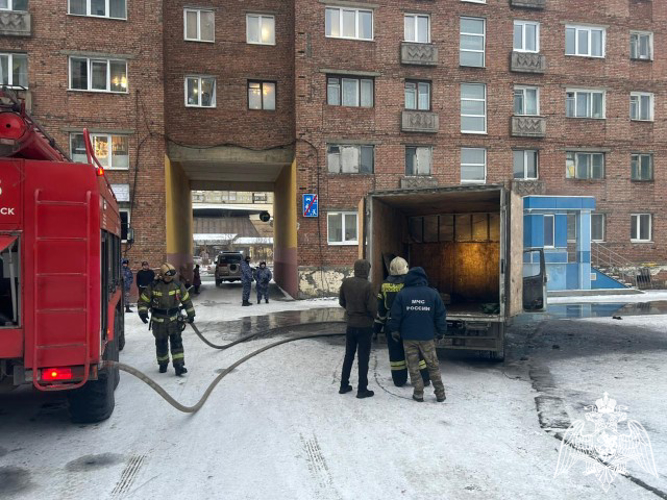 В Норильске сотрудники Росгвардии предотвратили врыв бензобака, горящего автомобиля
