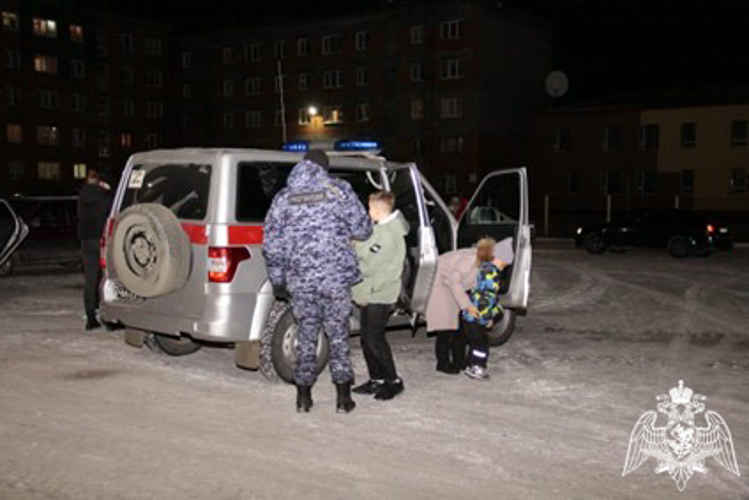 Сотрудники Росгвардии спасли из огня норильчанина и эвакуировали жителей жилого дома