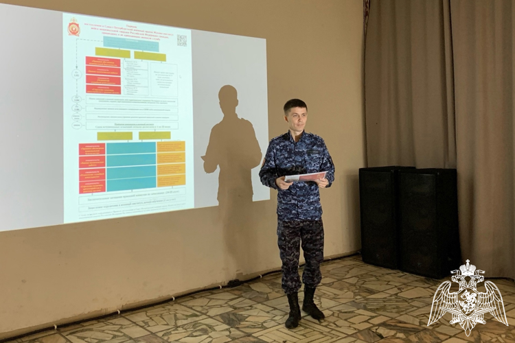 В Шушенском сотрудник Росгвардии  провел урок профориентации  с юнармейцами