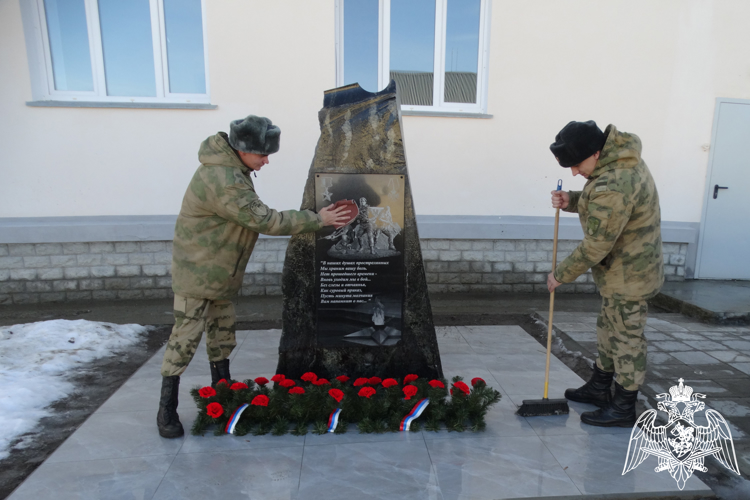 Железногорские военнослужащие Красноярского соединения Росгвардии привели в порядок мемориал