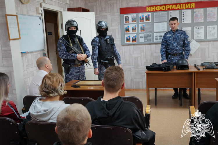 Шарыповские росгвардейцы познакомили  школьников со своей деятельностью