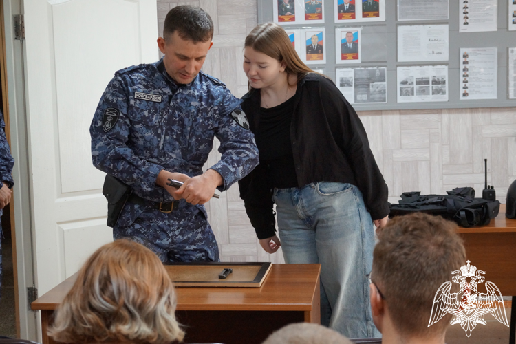Шарыповские росгвардейцы познакомили  школьников со своей деятельностью