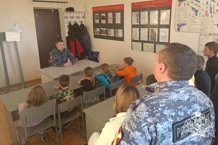 В Ужуре росгвардейцы провели патриотическое мероприятие « В кругу своих»   