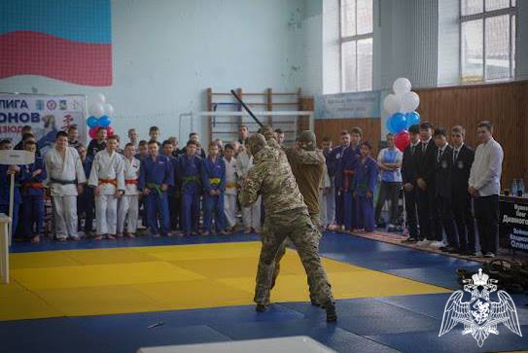 В Красноярском крае росгвардейцы ОМОН на транспорте открыли краевой  турнир по дзюдо показательными выступлениями