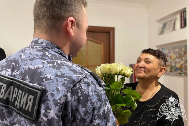 В Красноярском крае сотрудники вневедомственной охраны Росгвардии поздравили своих мам с праздником