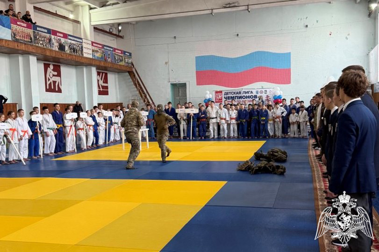 В Красноярском крае росгвардейцы ОМОН на транспорте открыли краевой  турнир по дзюдо показательными выступлениями