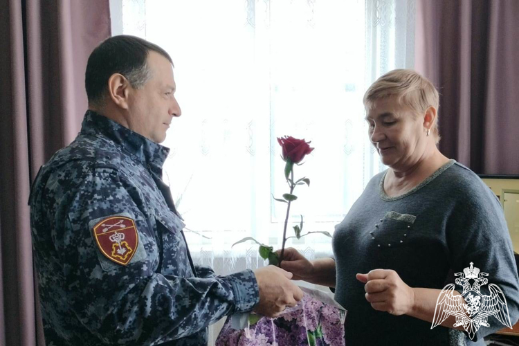 В Красноярском крае сотрудники вневедомственной охраны Росгвардии поздравили своих мам с праздником
