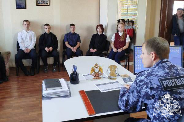 Ужурские росгвардейцы познакомили школьников со своей службой