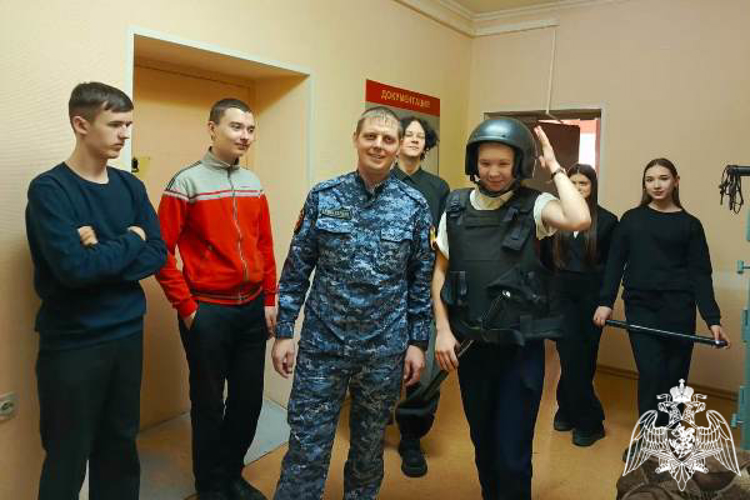 Ужурские росгвардейцы познакомили школьников со своей службой