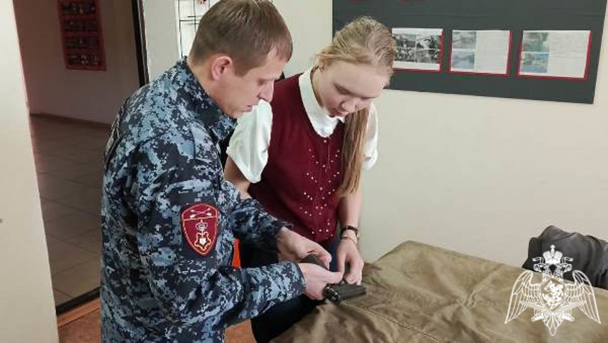 Ужурские росгвардейцы познакомили школьников со своей службой