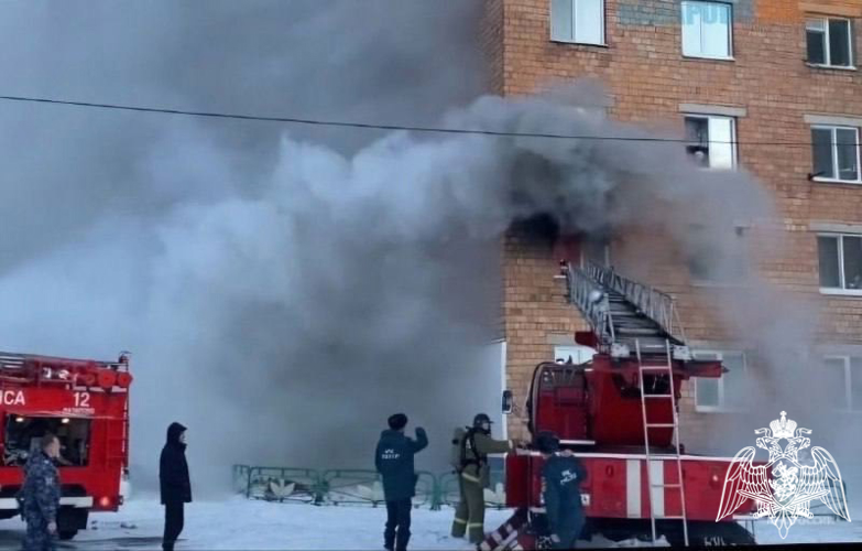 В Красноярском крае росгвардейцы помогли экстренным службам эвакуировать жильцов из загоревшегося дома