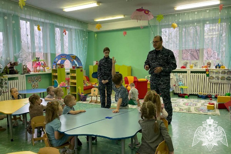 Красноярские росгвардейцы вместе с дошколятами нарисовали письма Деду Морозу