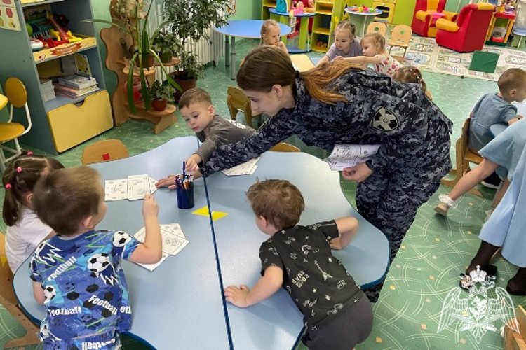 Красноярские росгвардейцы вместе с дошколятами нарисовали письма Деду Морозу