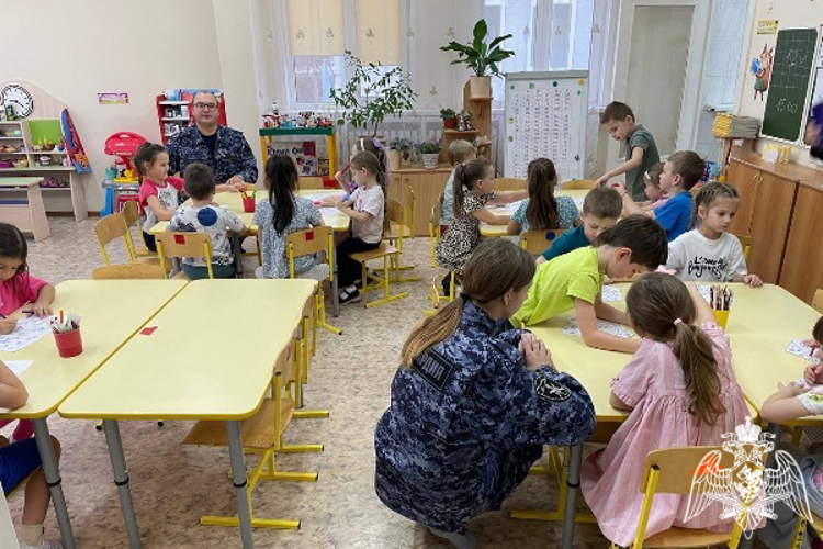 Красноярские росгвардейцы вместе с дошколятами нарисовали письма Деду Морозу