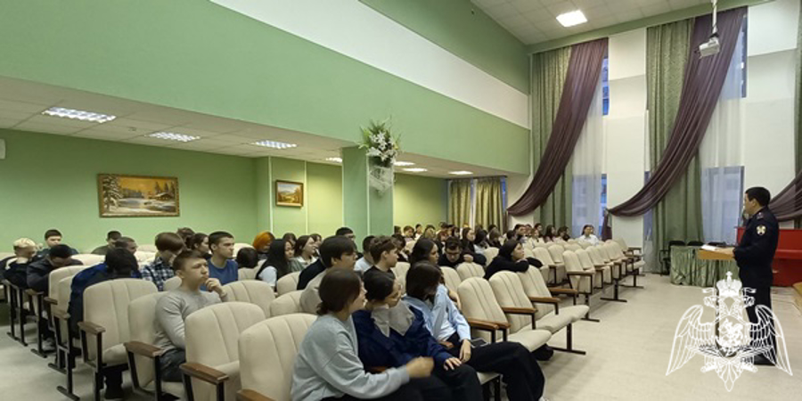 О службе в войсках и учёбе в высших учебных заведениях Росгвардии узнали дудинские старшеклассники