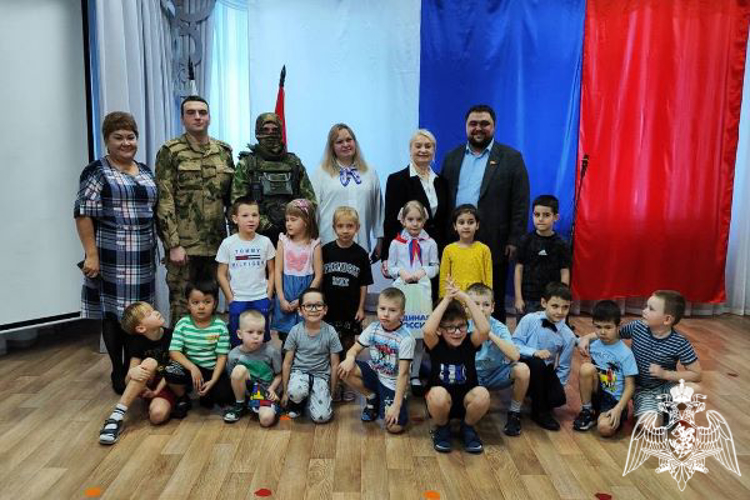 Красноярские росгвардейцы провели урок для дошколят  ко Дню Героев Отечества