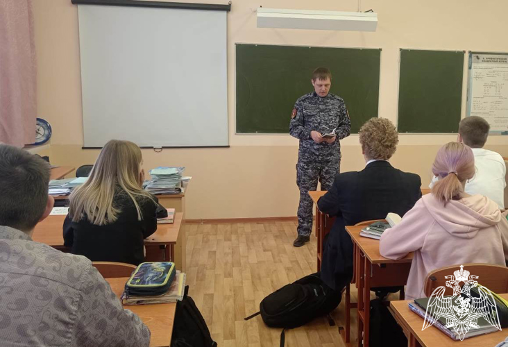 В Ужуре росгвардейцы продолжают знакомить школьников  с возможностями обучения в военных институтах Росгвардии