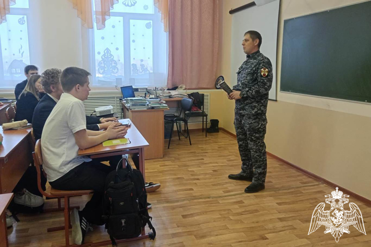 В Ужуре росгвардейцы продолжают знакомить школьников  с возможностями обучения в военных институтах Росгвардии